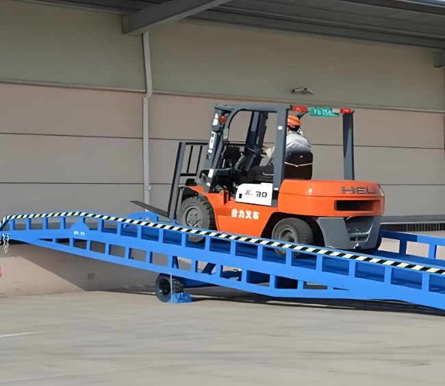 仁兴镇移动式卸货平台（叉车用）
